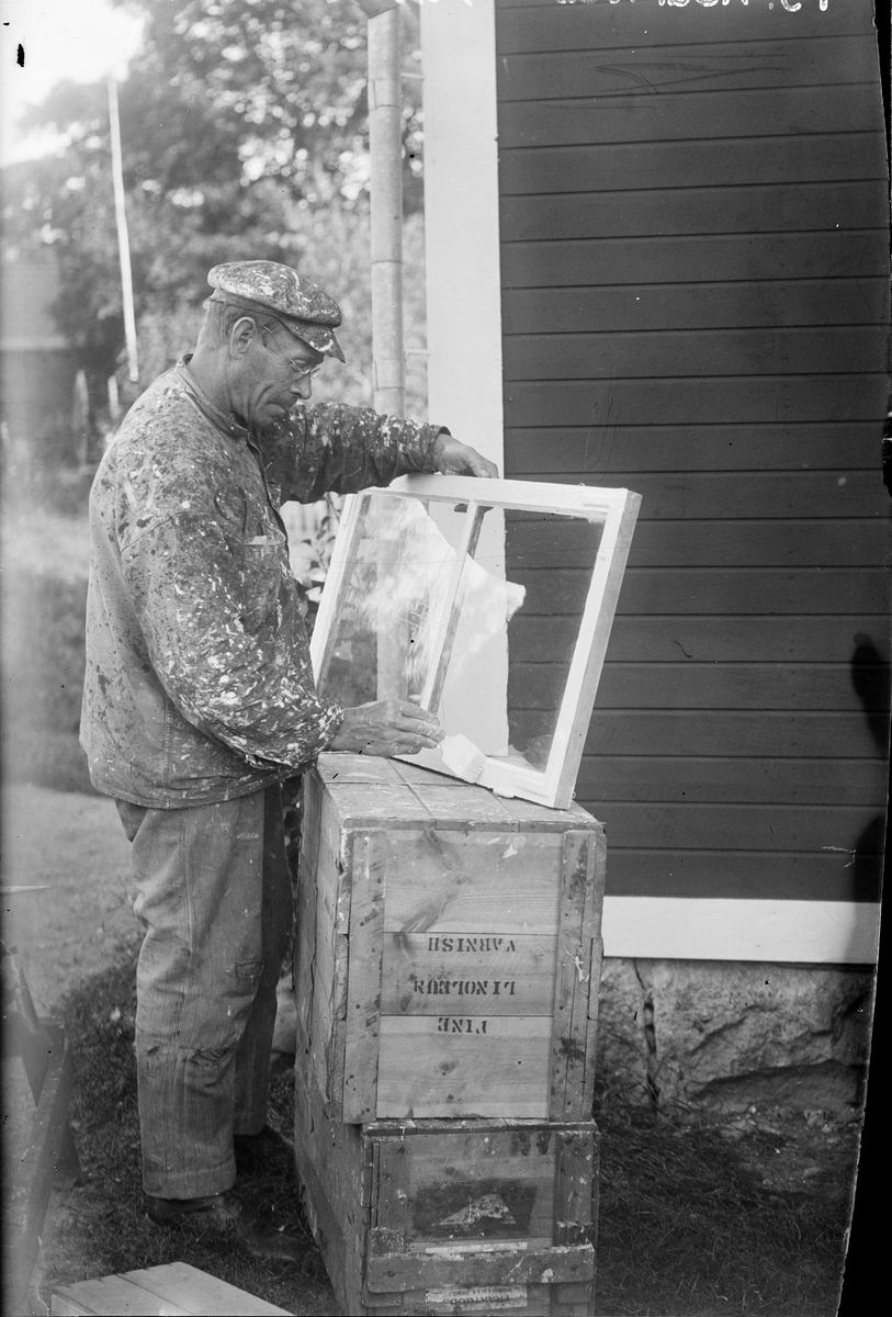 Målare Emanuel Eriksson från Siggberg, Nora socken, målar fönster i Alinders flygelbyggnad, Sävasta, Altuna socken, Uppland augusti 1932