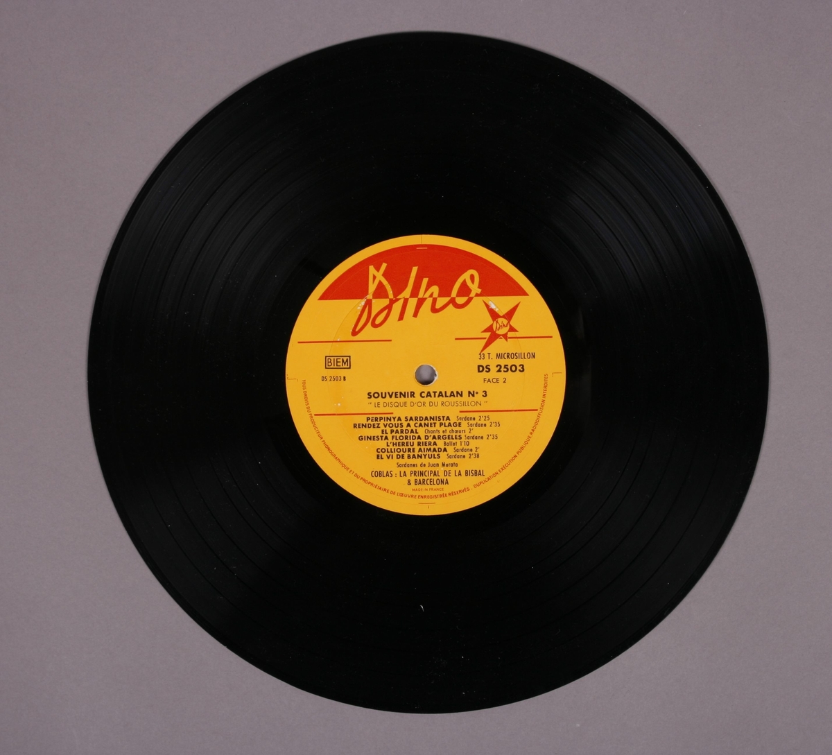 Grammofonplate i svart vinyl med plateomslag. Plateomslag er kombinert med hefte (se bilde).
