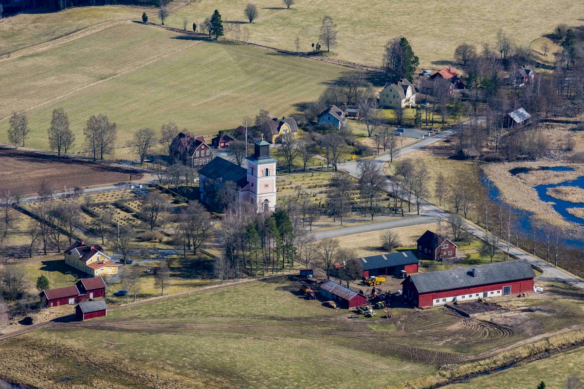 Flygfoto över Barkeryds kyrka i Nässjö kommun.