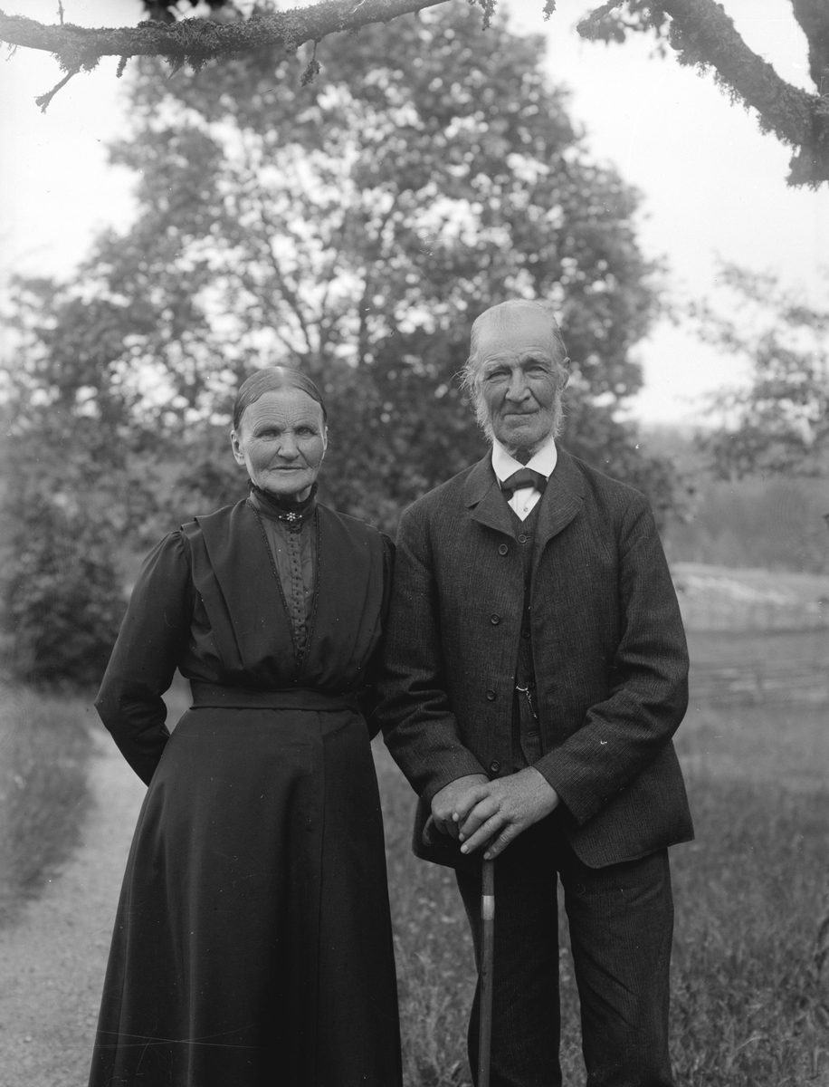 Porträtt av snickaren Anders Johan Månsson och hustrun Johanna Johansdotter. De var gifta sedan 1873 och ägde och bebodde Humleåsen i Sund sn.