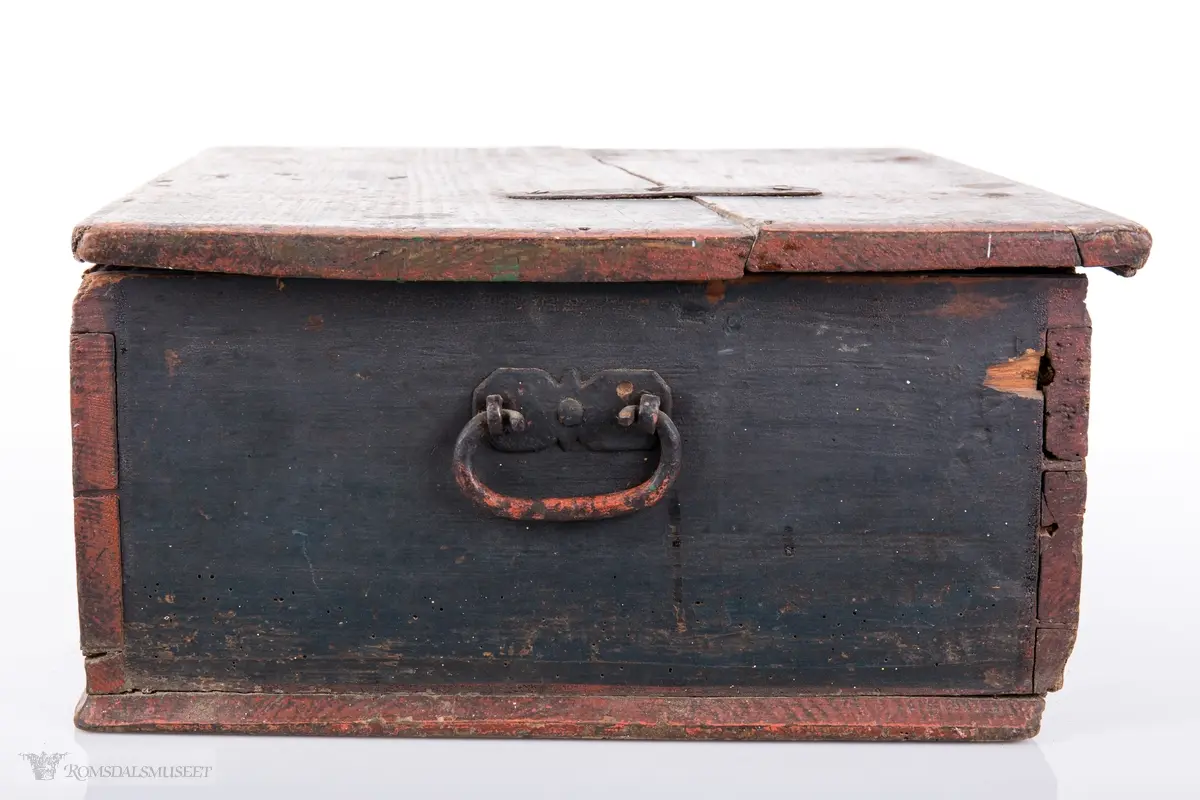 Rødmalte linjer og border på mørk bakgrunn.