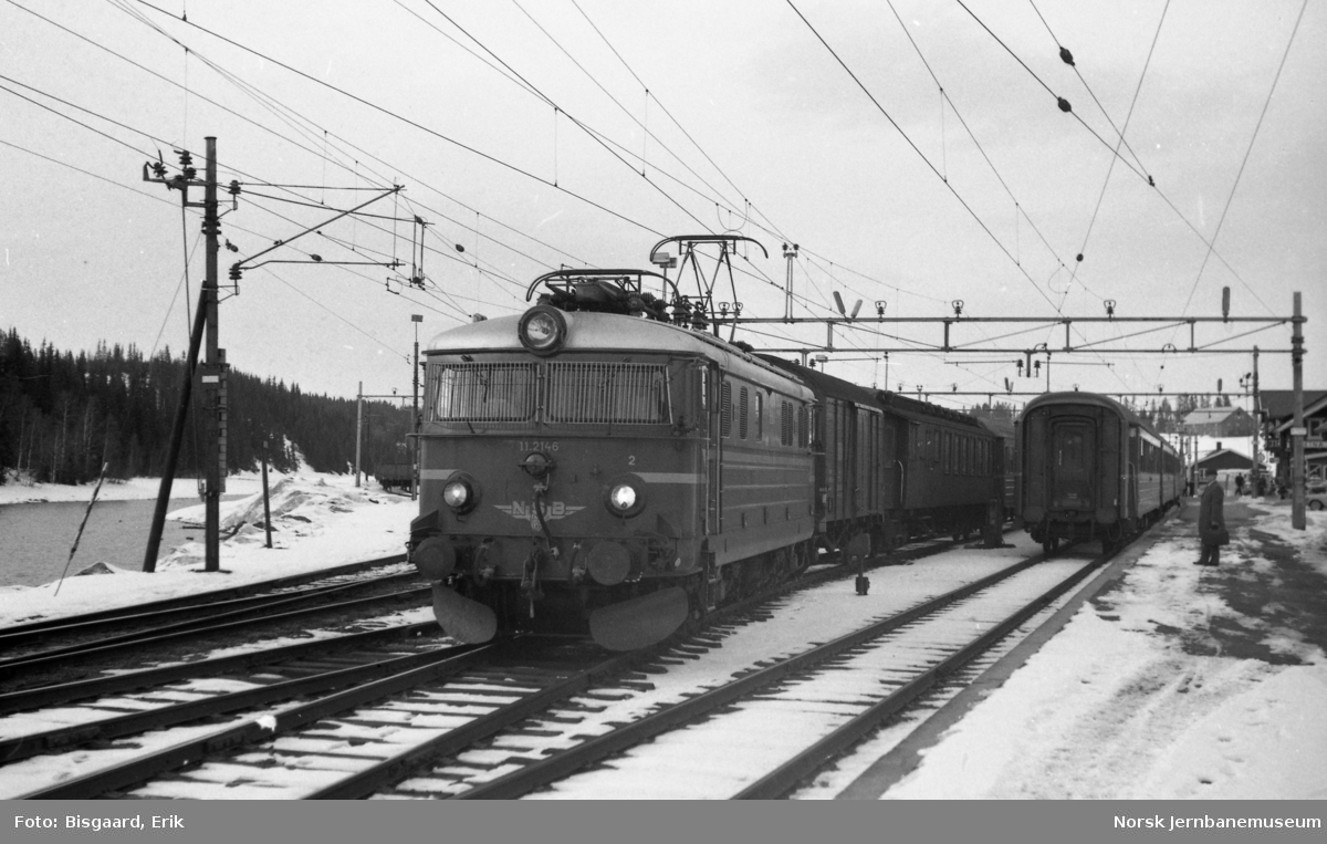 Eina stasjon med tog til Oslo Ø i spor 2, trukket av El 11 2146, og til Gjøvik i spor 1