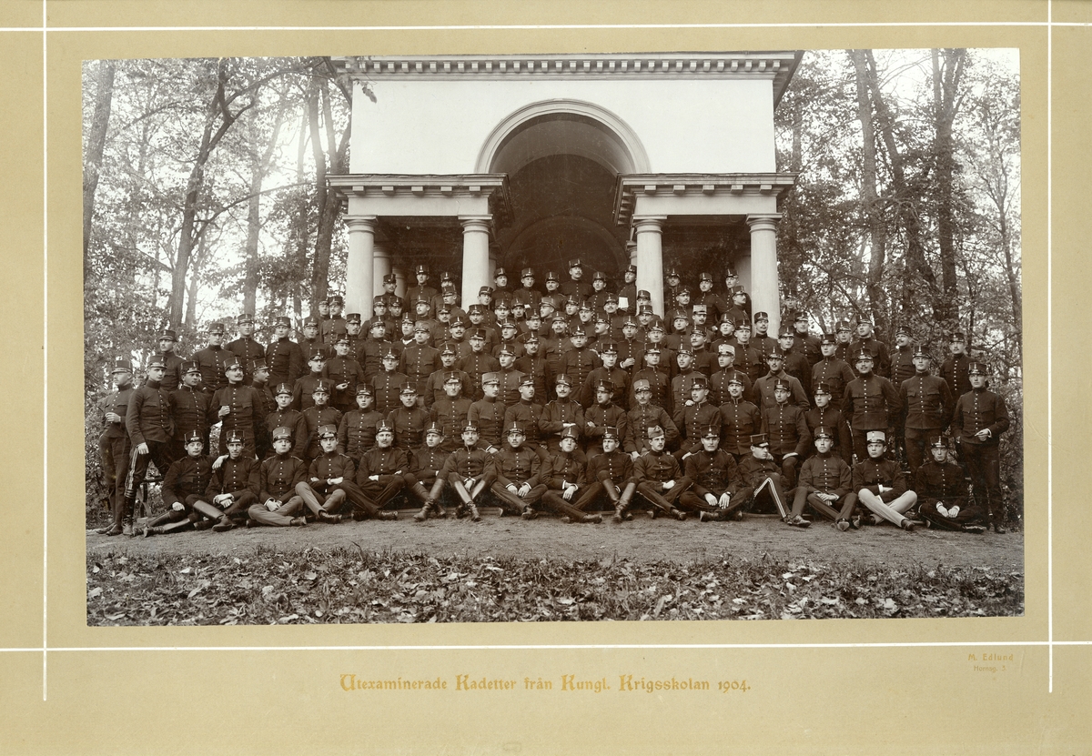 Grupporträtt av utexaminerade kadetter från krigsskolan 1904.
För namn, se bild nr. 3.