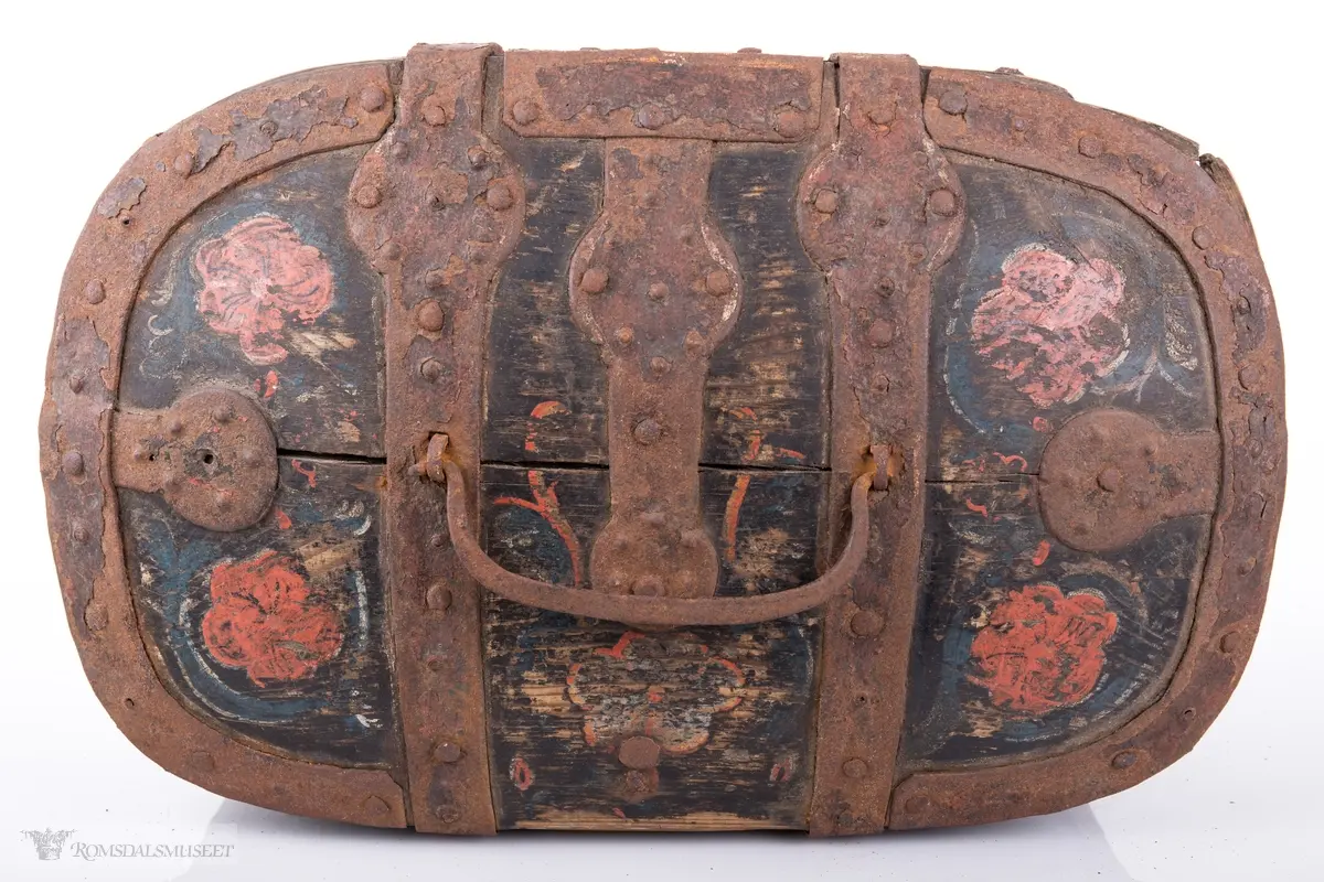 Gjentakende motiv med røde roser og ranker.