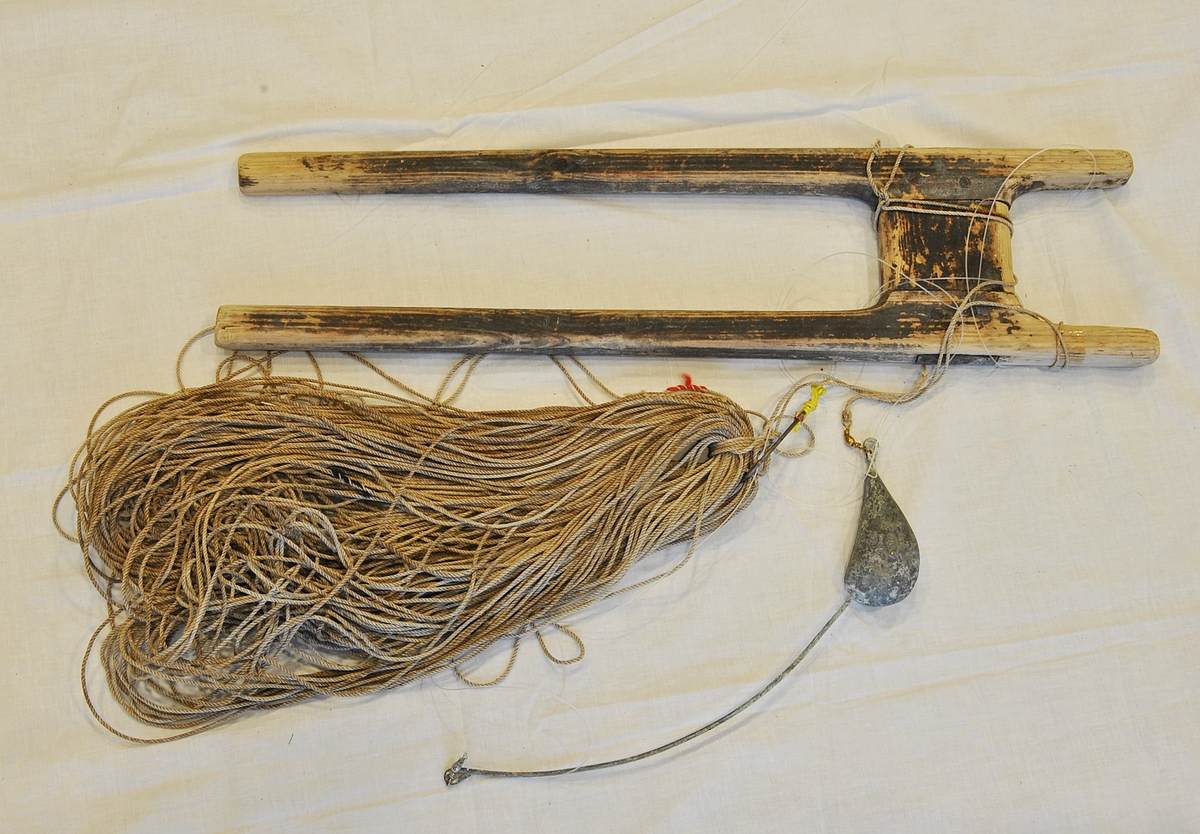 H-formet fiskeredskap, sule, til å sule opp snøre på. Snøre (gøtt), line (bomullsline), og søkke på 2,5 kg, henger på. 
Brukt med agn til å fiske på dypt vann.