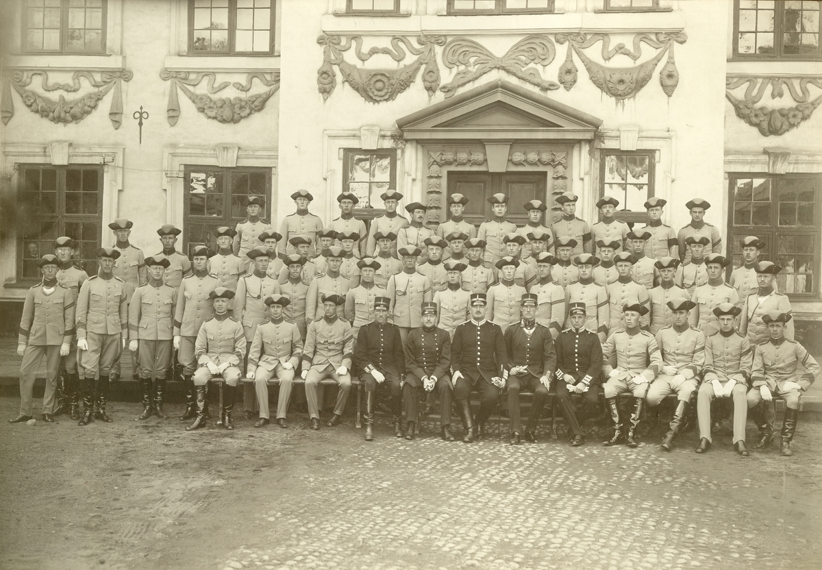 Grupporträtt av utexaminirade elever från krigsskolan 1915.
För namn, se bild nr. 3.