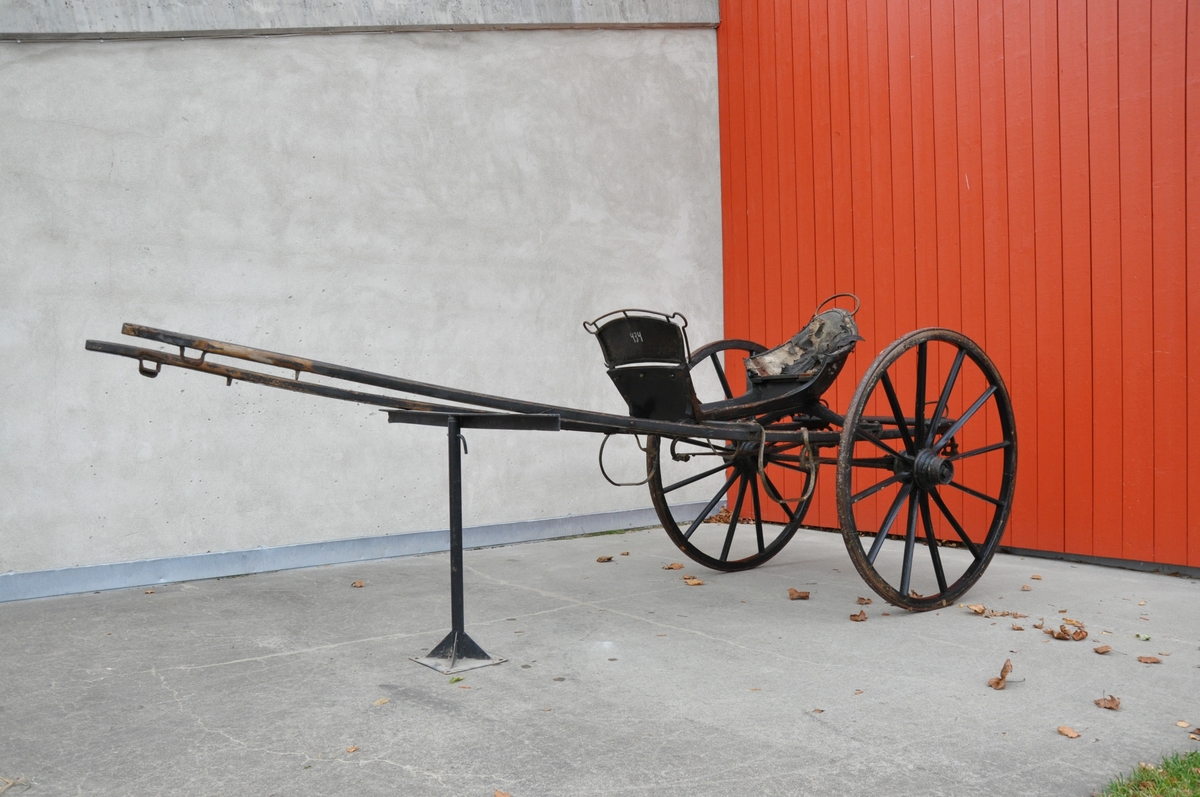 2-hjuls vogn for én hest til persontransport. Hovedsete for en person. Enkelt bord/brett med håndtak, bak.