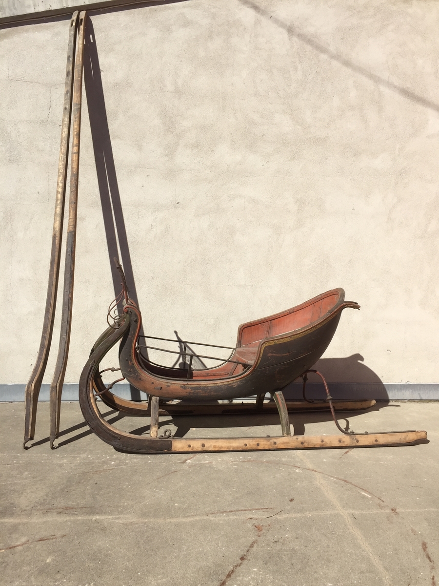 Slede for én hest til persontransport. Ett hovedsete  med svungen fasong for en person. To håndtak på fatings rygg . Ståplass for kusk på meier som er ekstra lange bakover. Ett par skjæker.