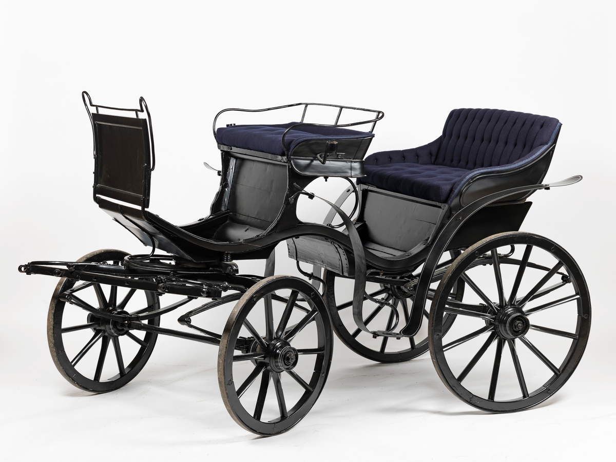 4-hjuls vogn for én og to hester til persontransport. To seter.