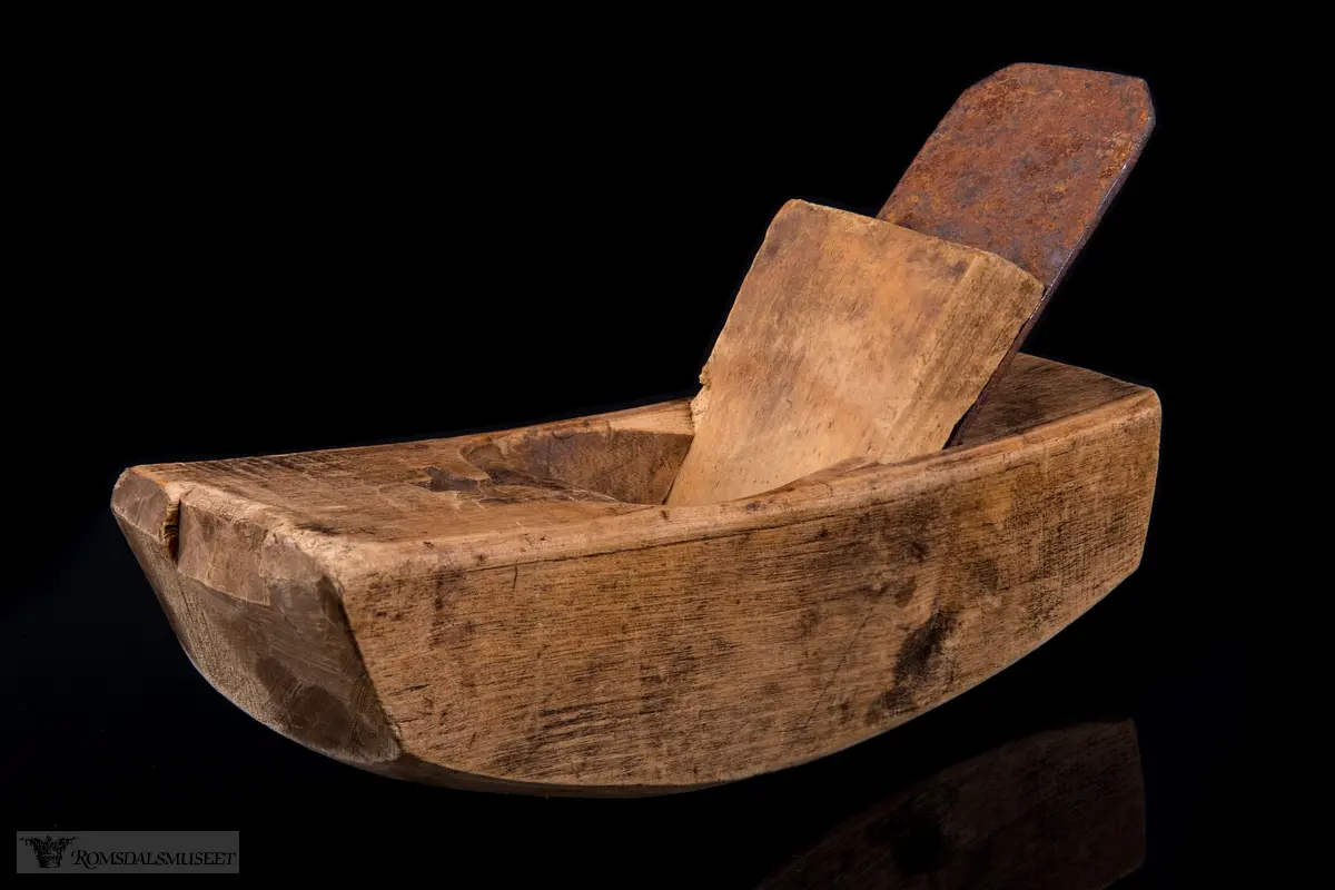 I forlengelse av sponhuset er det skåret ned i treet en halvsirkelform med et lite kors på toppen som minner om toppen på et kongelig rikseple.