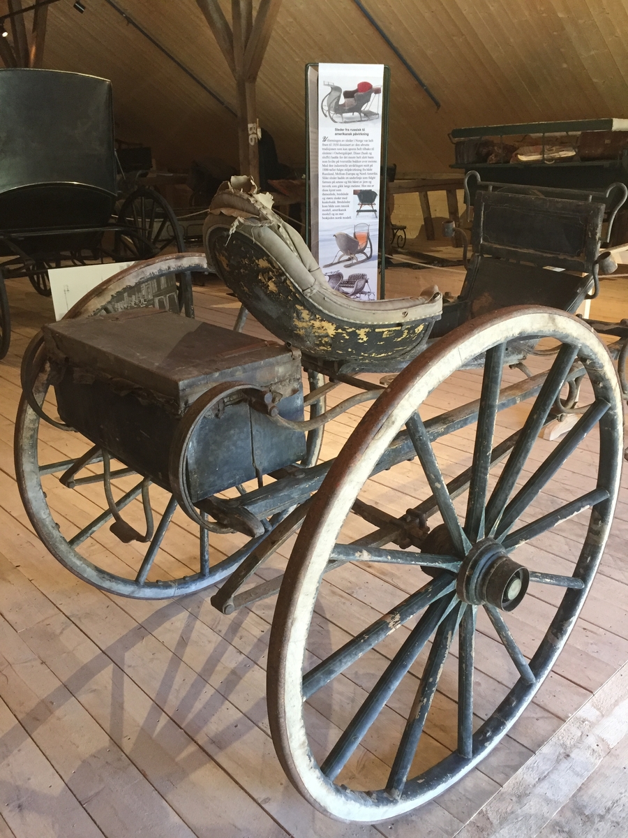 2-hjuls vogn for én hest til persontransport. Hovedsete for én person. Skrin med polstret lokk for skyssgutt.