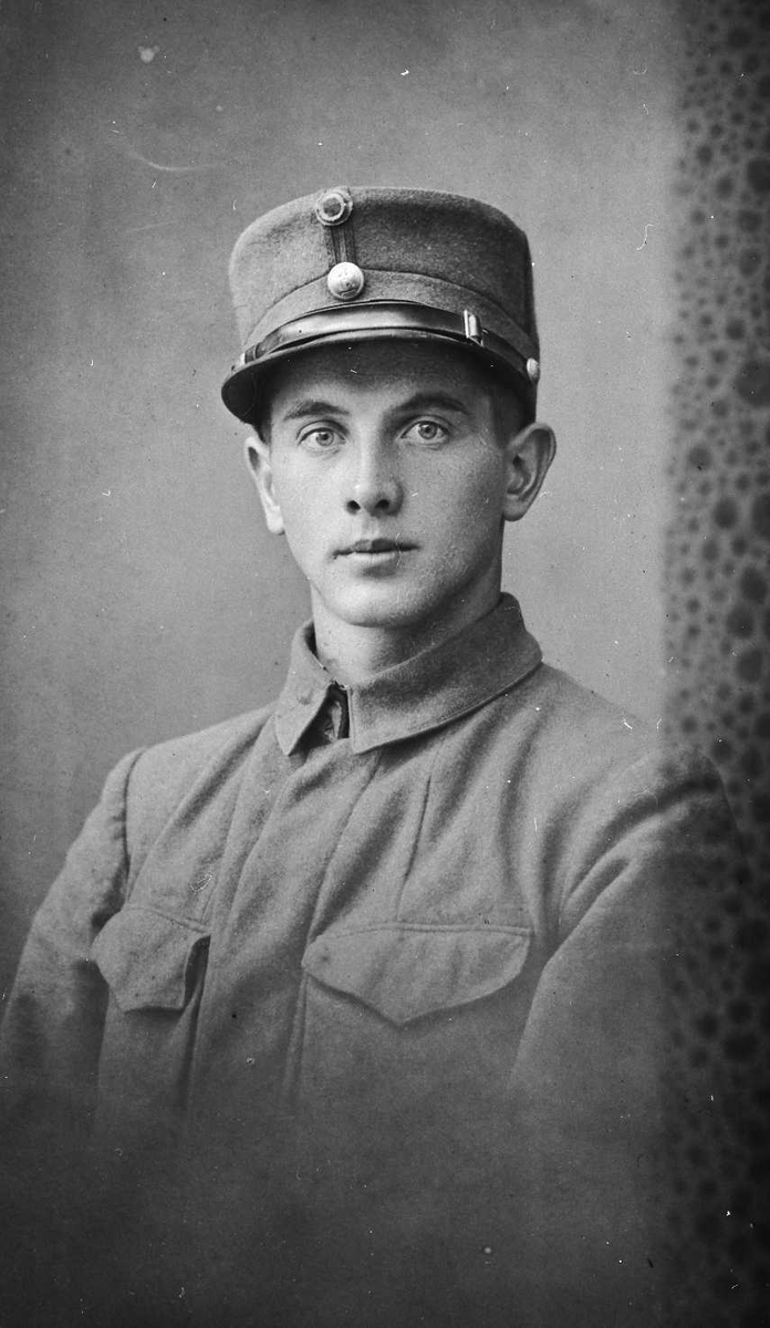 Portrett av ung mann i uniform. Per Kjølle, Grimsbu.