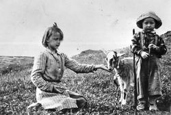 To barn med geit i naturen. Marit og Ola Furuhovde.