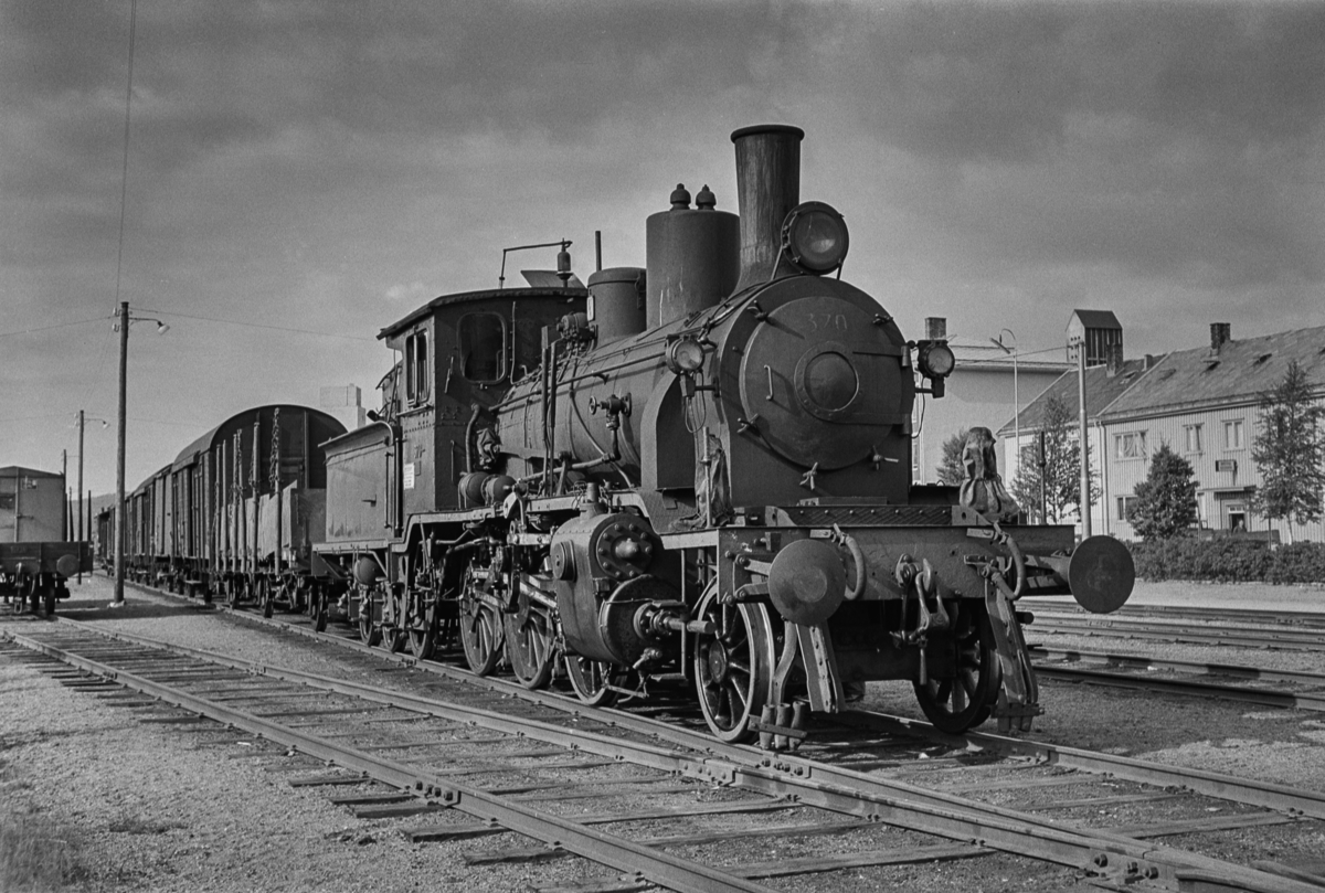 Damplokomotiv type 21b nr. 370 med godstog til Grong på Namsos stasjon.
