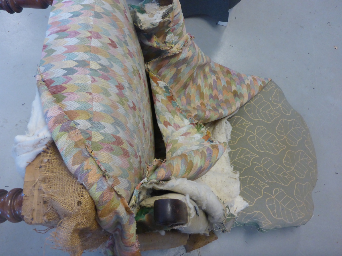 Stolen har en ramme av tre med dreide frambein som er beiset og oljet.