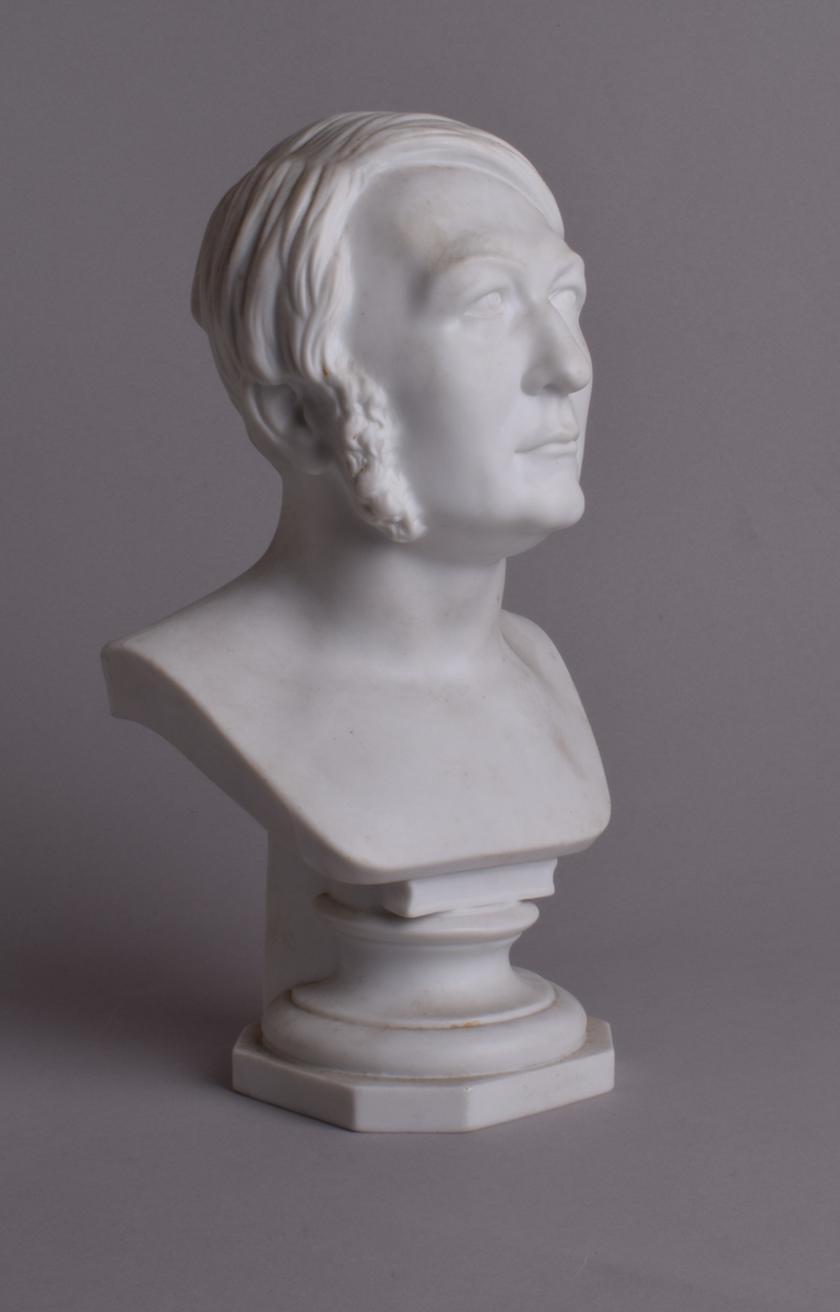 Byste av Henrik Wergeland på 8-kantet sokkel.