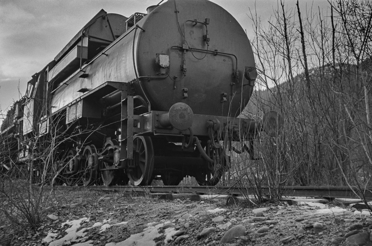 Damplokomotiv type 49c nr. 470 "Dovregubben" hensatt på et sidespor på Støren stasjon i påvente av overføring til Norsk Jernbanemuseum på Hamar. Tenederen kom fra lokomotiv nr. 471.