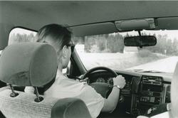 Ø.B på politiets utrykningskurs.
Bilde av politikvinne bak 