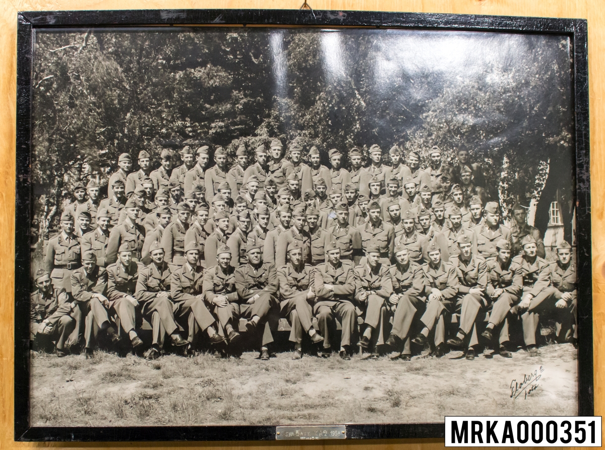 Fotografi taget på befäl och soldater som genomfört grundläggande soldatutbildning på 1:a Batteriet KA 2.
Fotografiet taget på KA 2.
Flobergs Foto 1958.