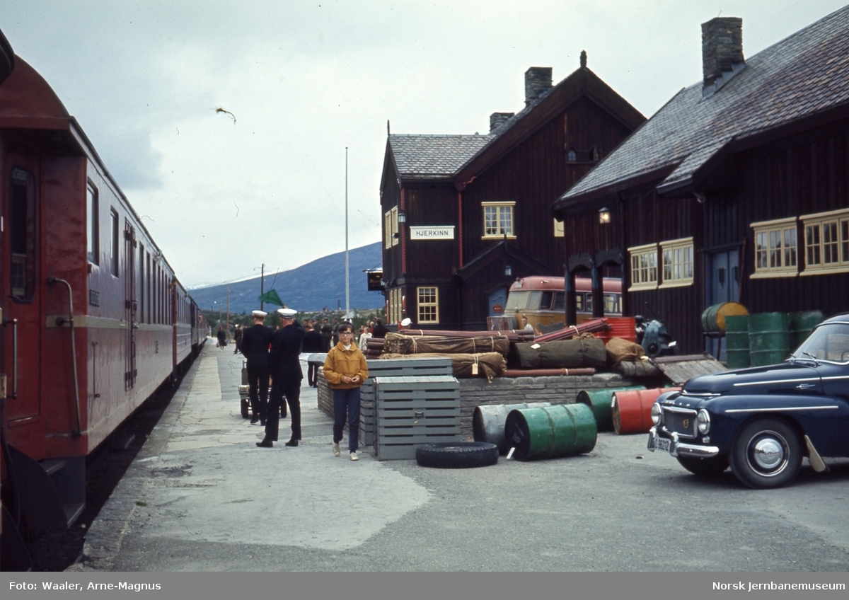 Hjerkinn stasjon med nordgående dagtog ved plattformen : togfører gir klarsignal