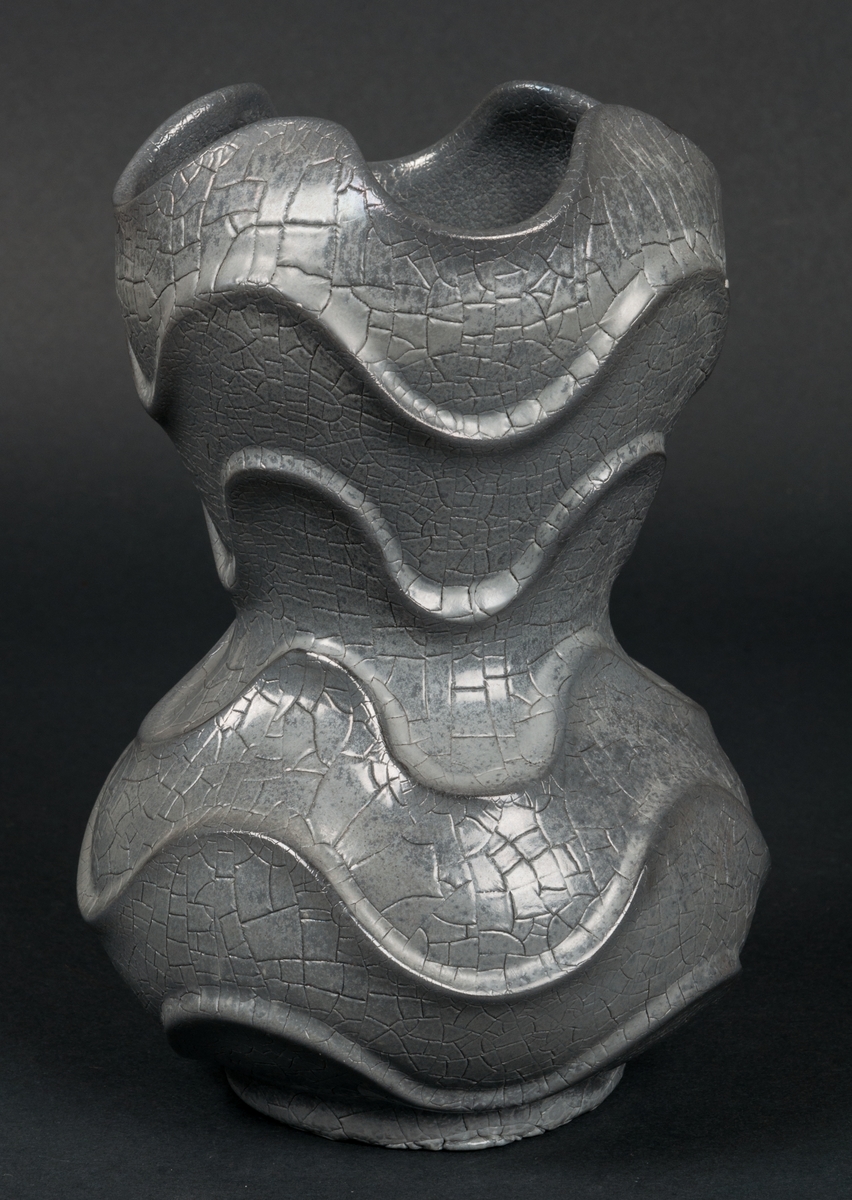 Vas, höjd 22 cm, grå krackelerad glasyr. Formgivare Ewald Dahlskog, Bobergs Fajansfabrik, Gävle. Modell D288.