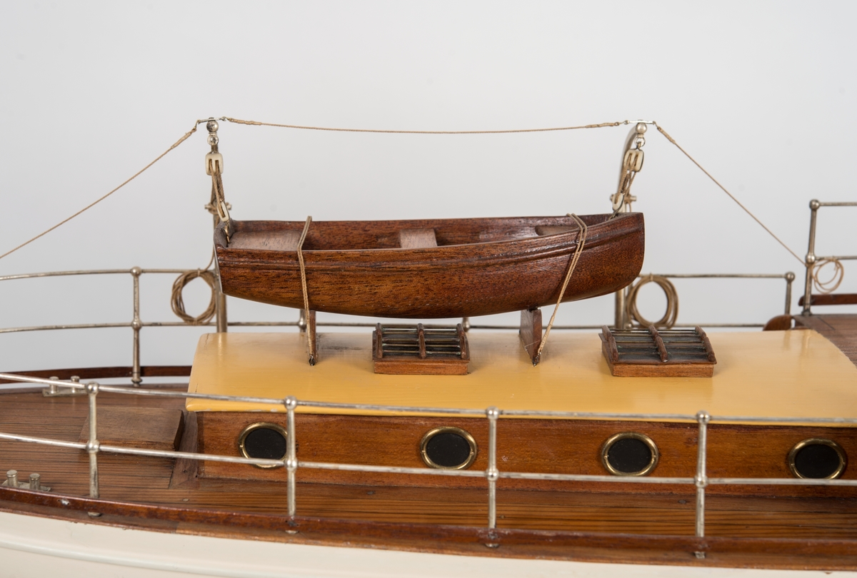 Fullt utrustad modell med livbåt i dävertar.