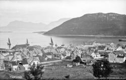 Bebyggelse i Harstad sentrum. Hesjer i forgrunnen, Gangsås i