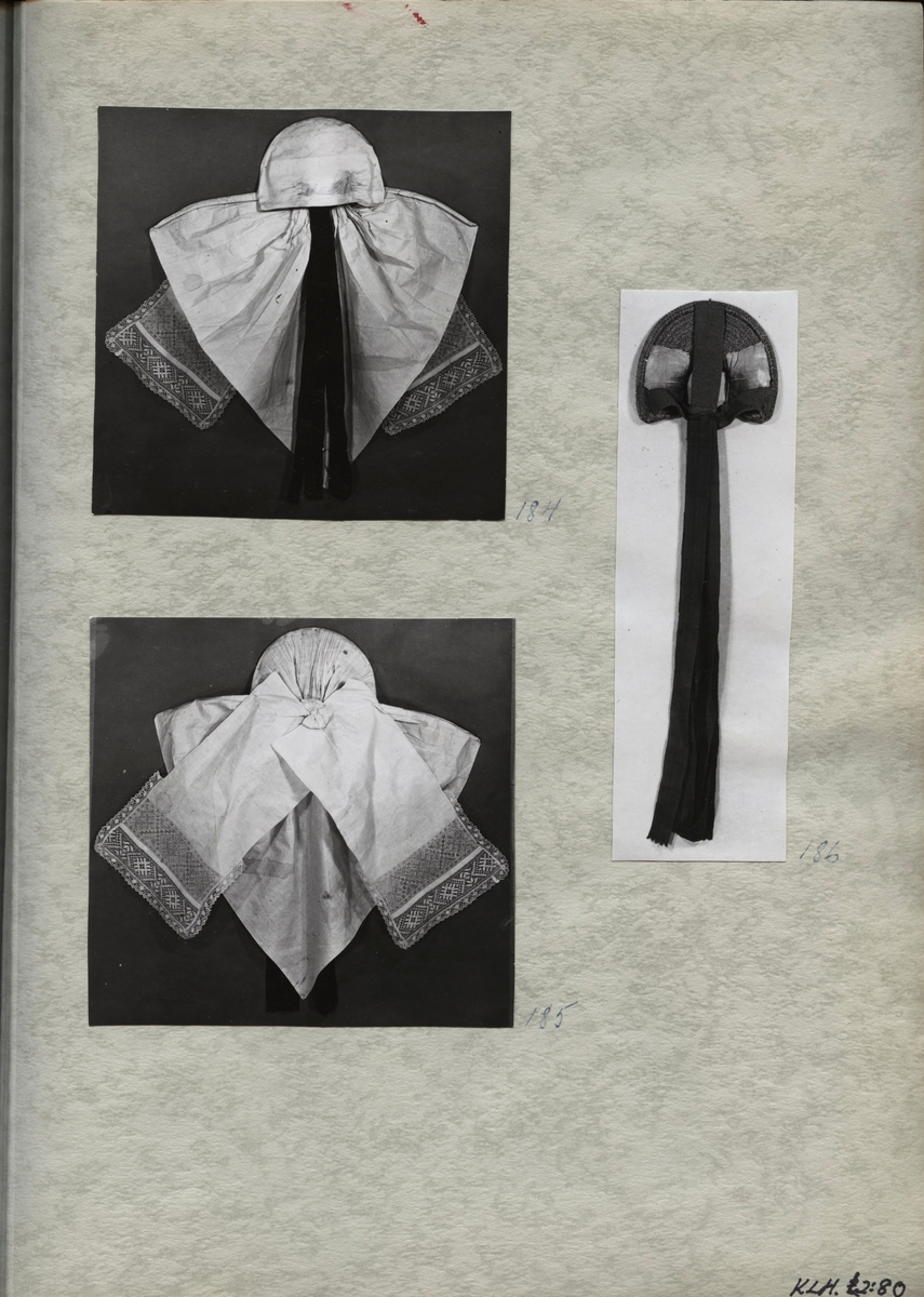 Kartongark med tre fotografier av klut med kam
