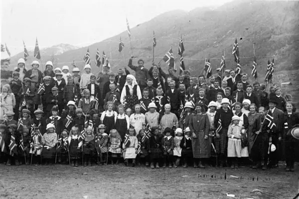 17.mai, Nord Hovet Skule, Skuleklasse, Barneklede, GruppeU, Flagg - Hol ...