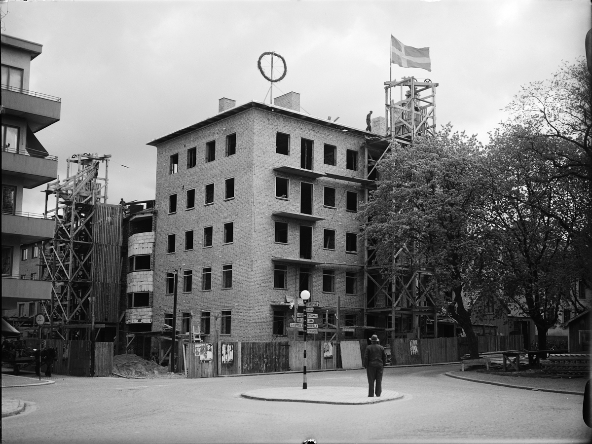 Flerbostadshus i korsningen S:t Johannesgatan - Kyrkogårdsgatan under uppförande, Uppsala 1944