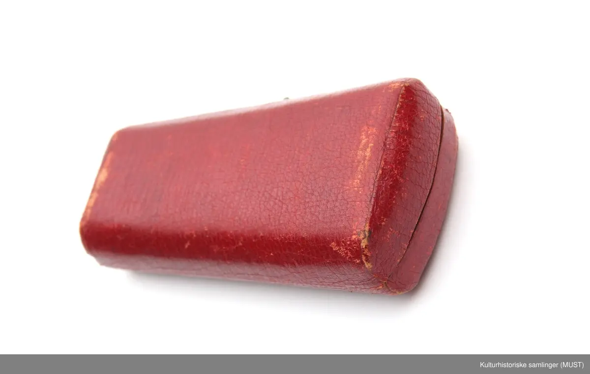 Gullbesetning med smale sisselerte border