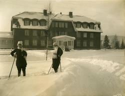Lillehammer. Hammerseng Pensjonatskole med to damer på ski i