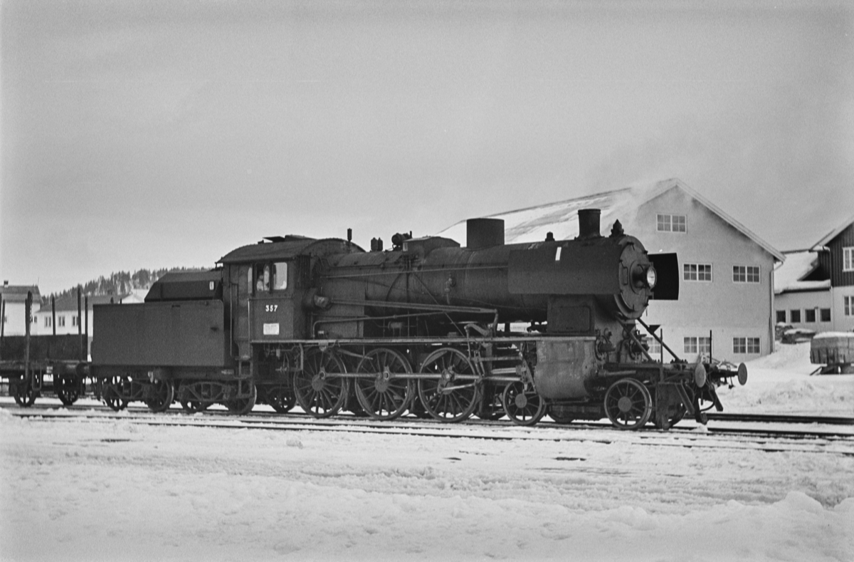 Sydgående underveisgodstog fra Marienborg (Trondheim) til Hamar, tog 5716, på Os stasjon. Toget trekkes av damplokomotiv type 30b nr. 357.