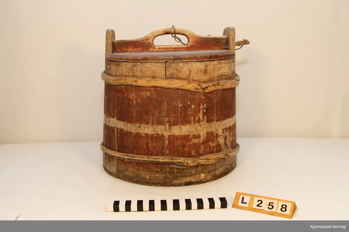 Ambaren er satt sammen av staver. To av stavene laget litt lengre for å få skåret ut feste for håndtaket. Håndtaket er festet til lokket. Ambaren blir holdt sammen av einerbånd. I lokket henger det en trepinne som utgjør låsmekanisme for lokket. Lokk og bunn er skåret ut av et helt trestykke