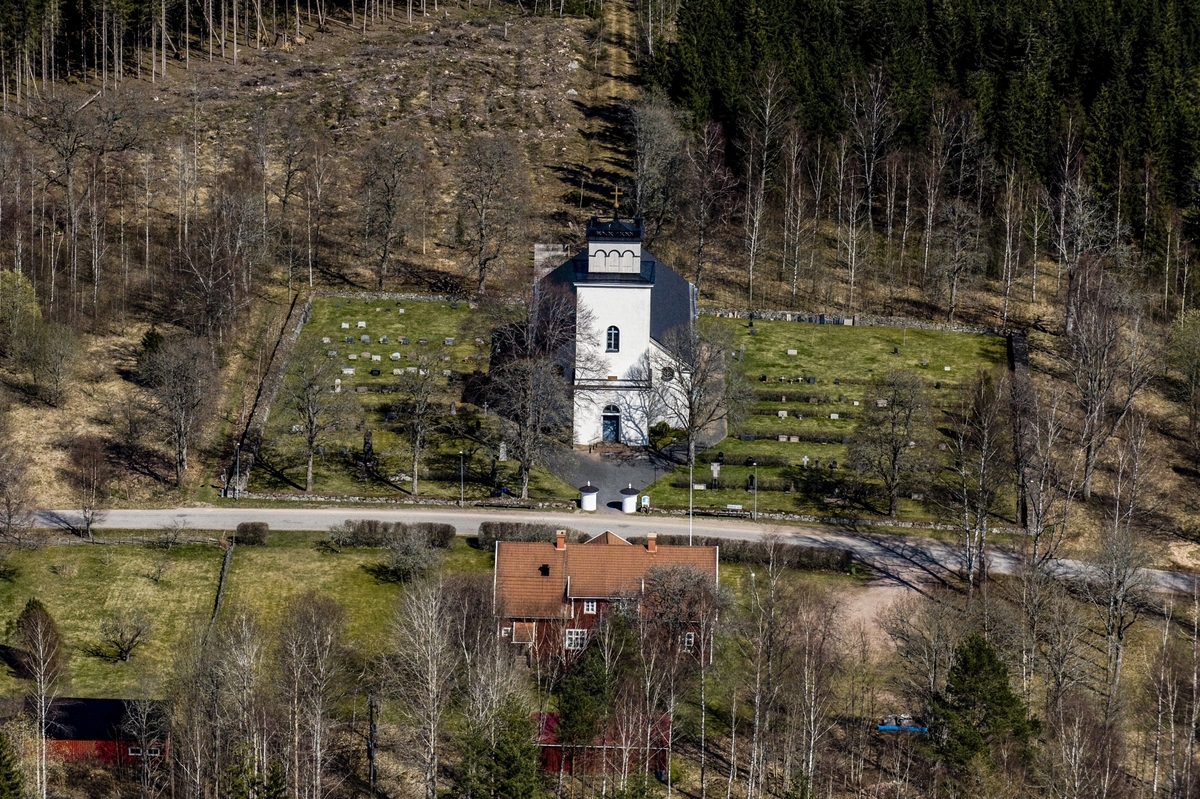 Flygfoto över Edshults kyrka i Eksjö kommun.