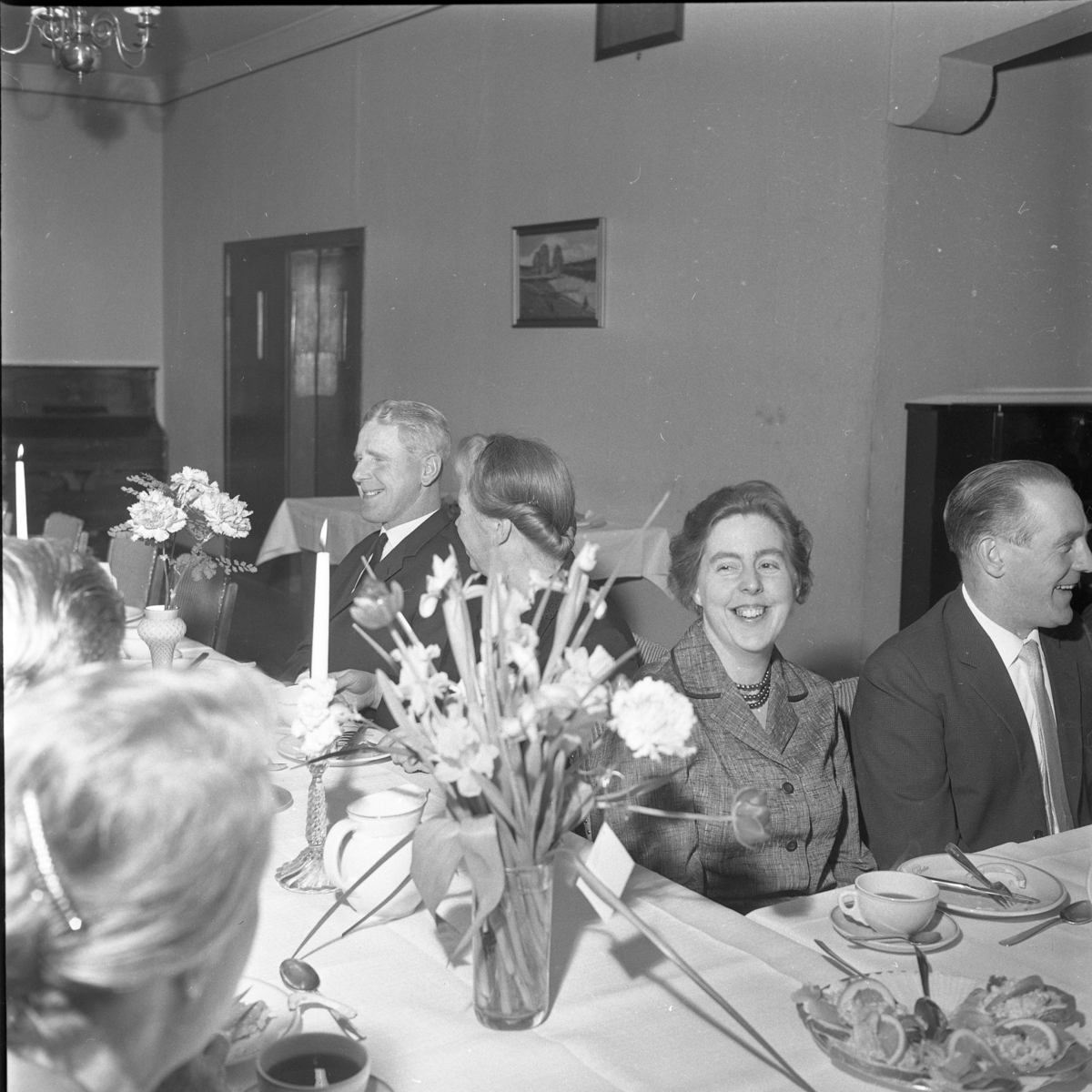 Firma Byggmaterial 10-årsjubileum. Gäster vid dukade bord. Från vänster: Sven Rikardsson, Maja Rikardsson, Ingegerd Karlsson samt Sven Karlsson.