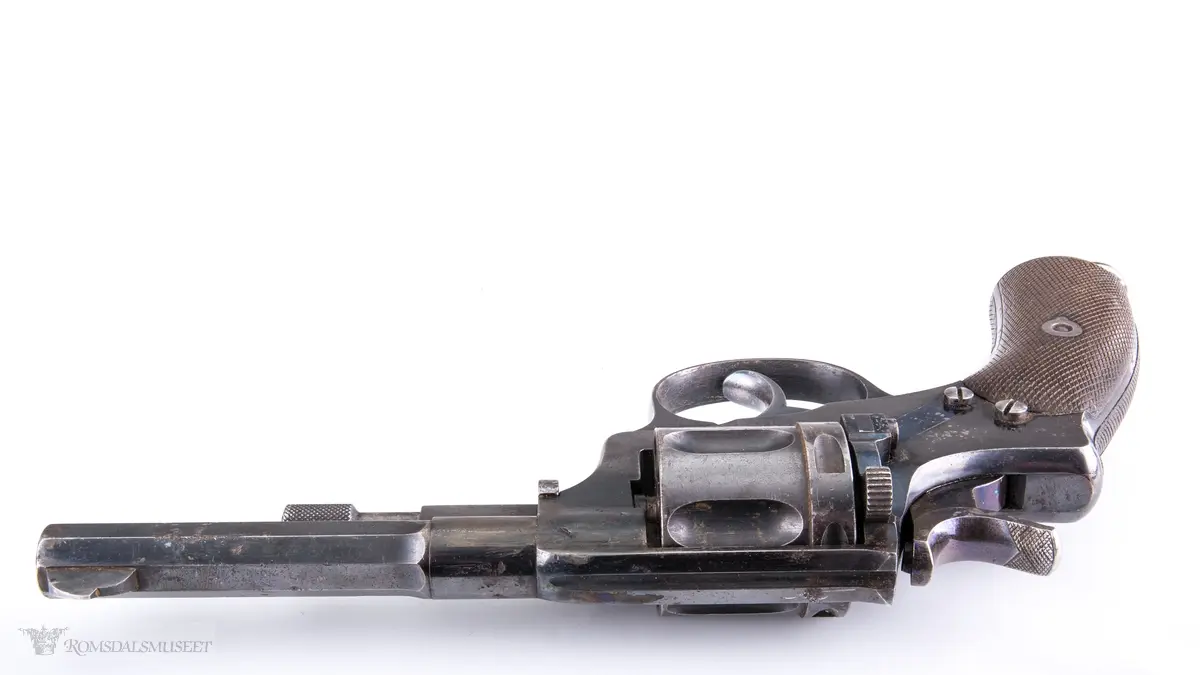 Diagonalt rutenett. B)  Sting i lys konttrastfarge rundt kanten.