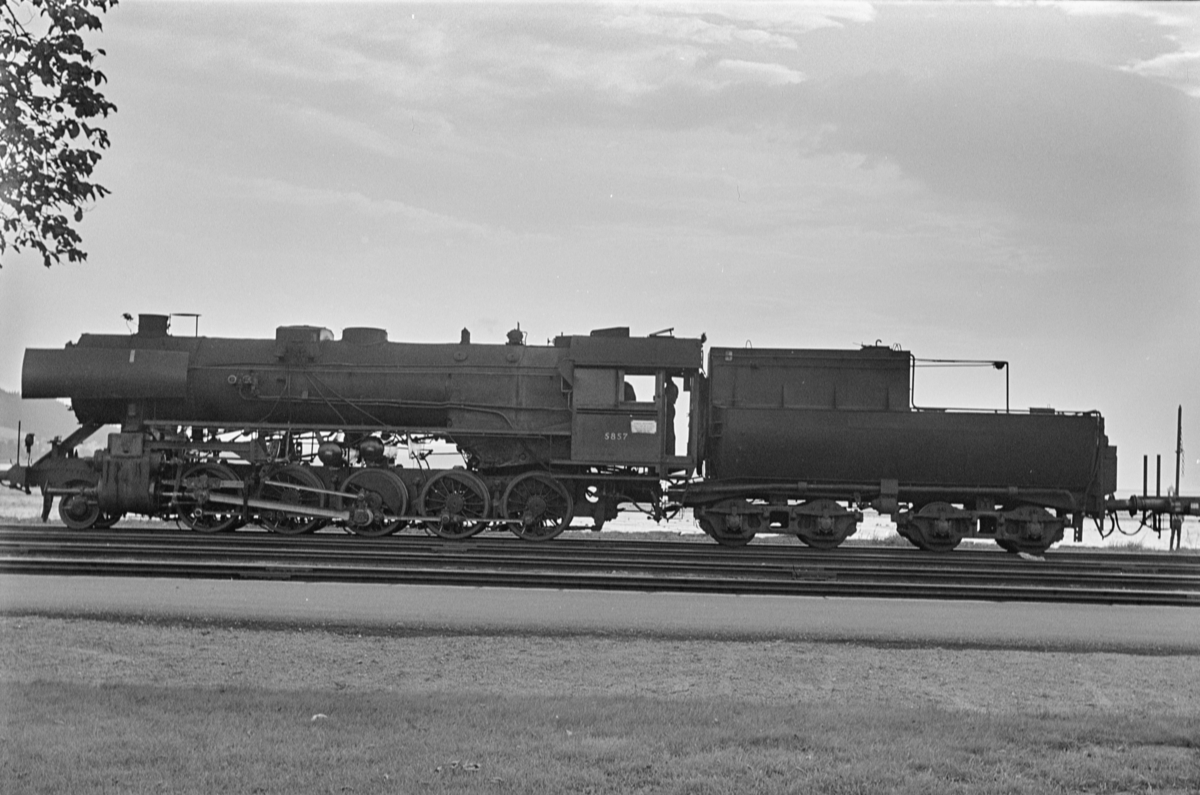 Damplokomotiv type 63a nr. 5857 på Hommelvik stasjon.