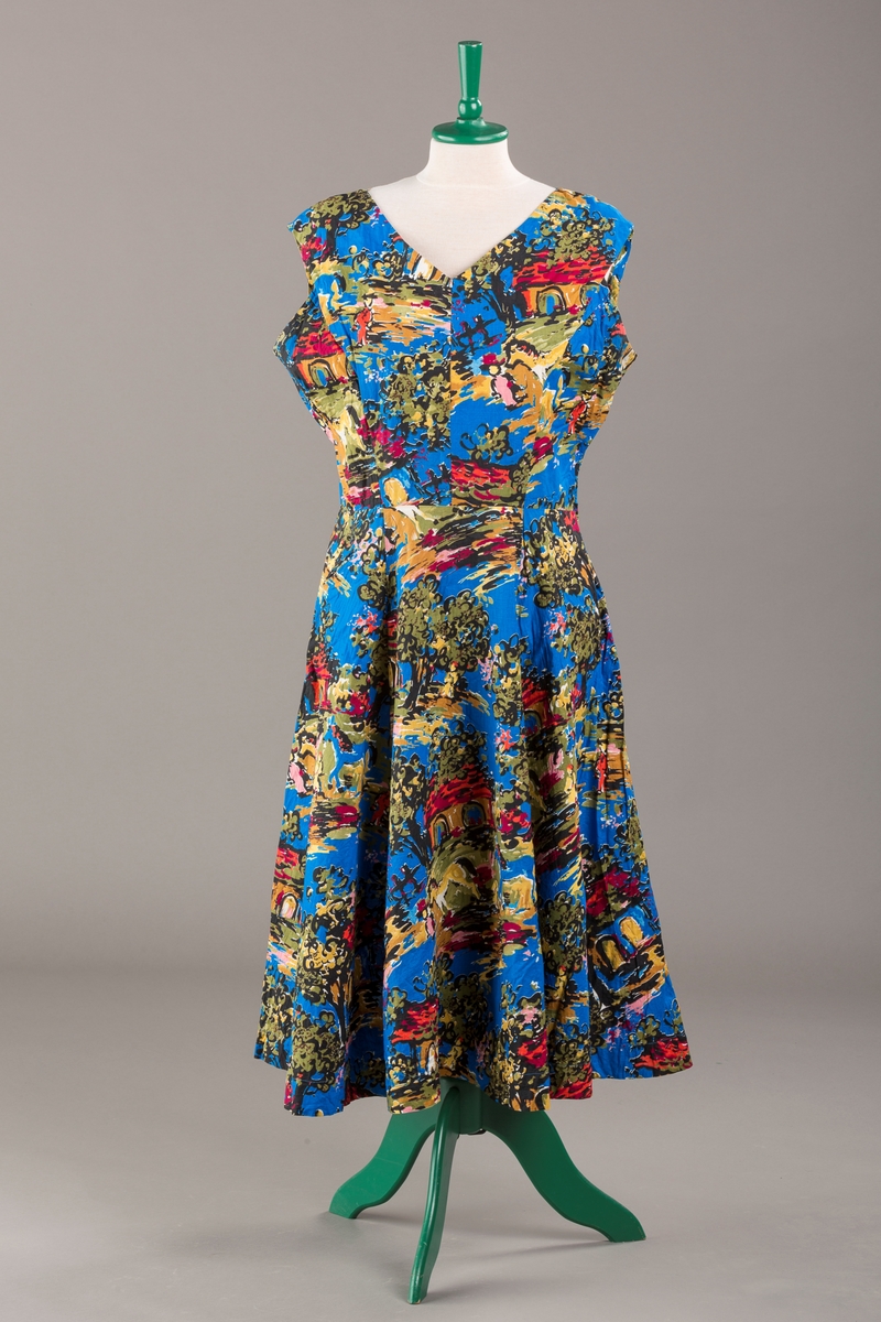 Spanskinspirert motiv med hus, hester og trær