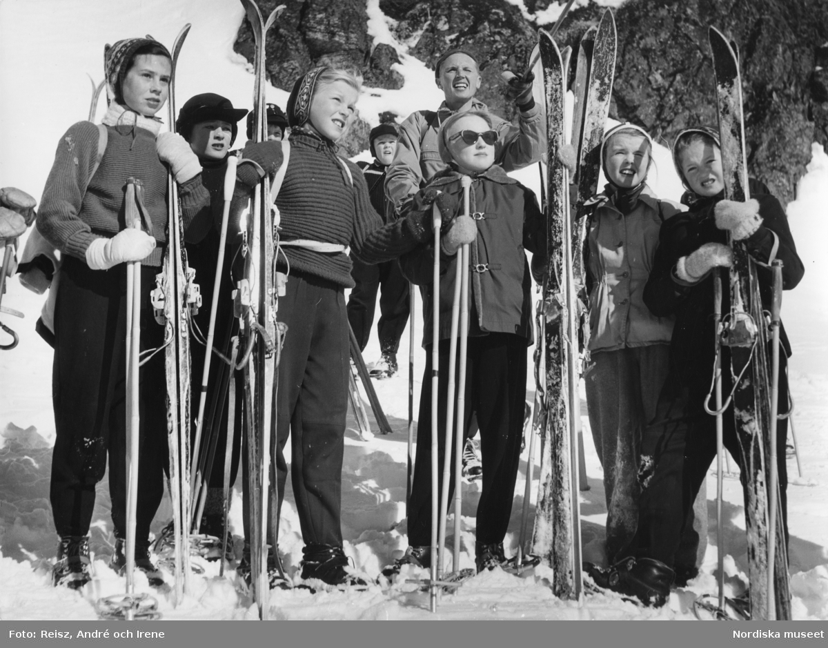 En grupp ungdomar med skidor och stavar