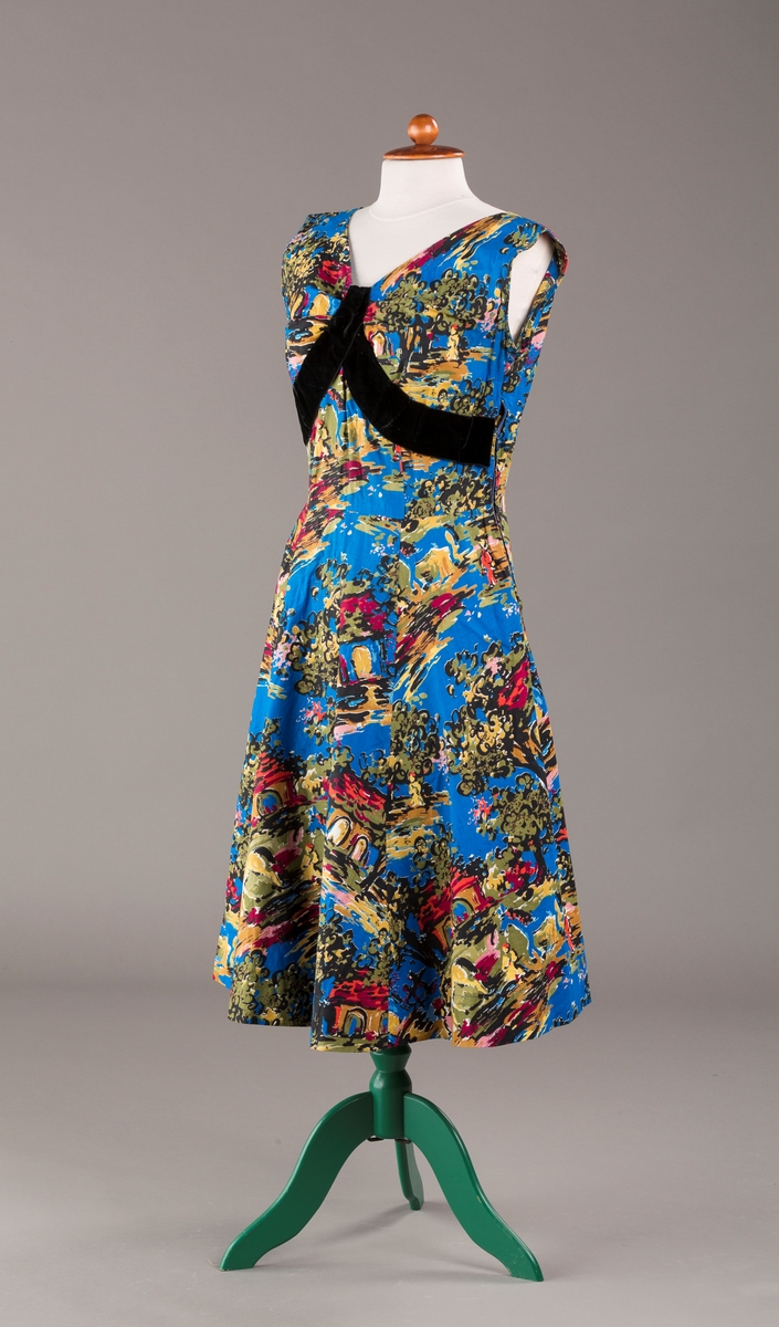 Spanskinspirert motiv med hus, hester og trær