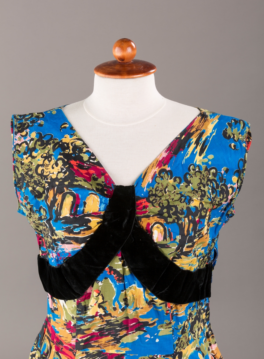 Spanskinspirert motiv med hus, hester og trær