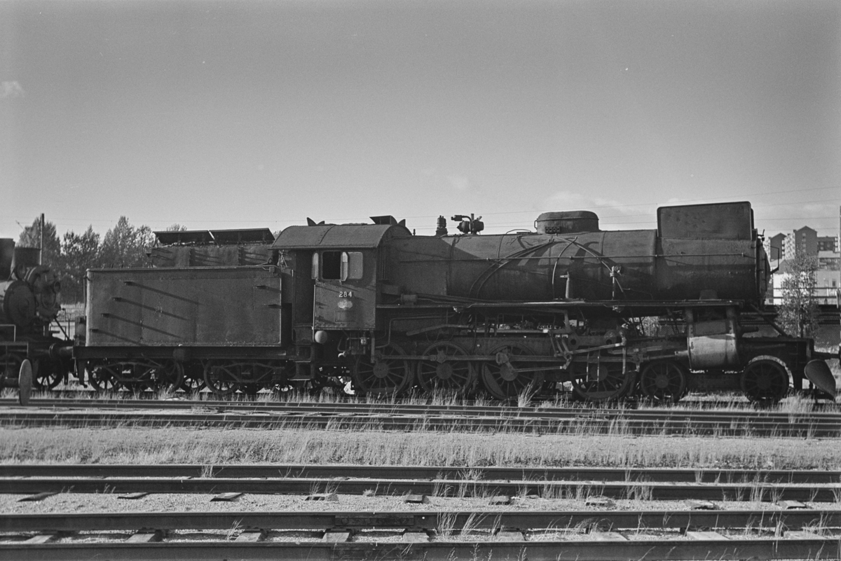 Damplokomotiv type 31a nr. 284 hensatt for opphugging på NSBs verksted på Grorud.