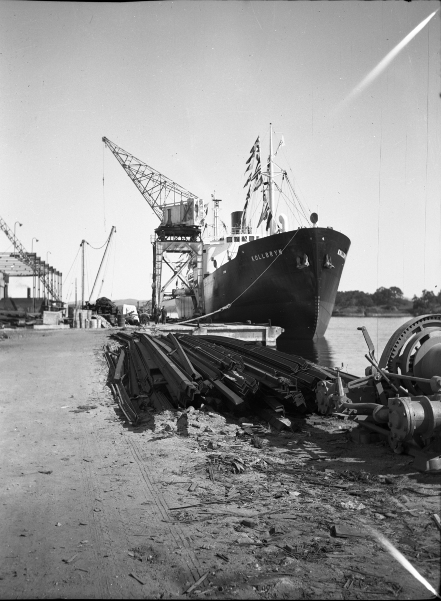 Byggenr. 31 v. Langesund Mekaniske Verksted: Kollbryn
8: "Sakte fart akterover". 
9: "Klar ved winchen".
12: "Kollbryn på slippen 17.5.1951".
13: "Kollbryn ved kaien 24.3.1951".