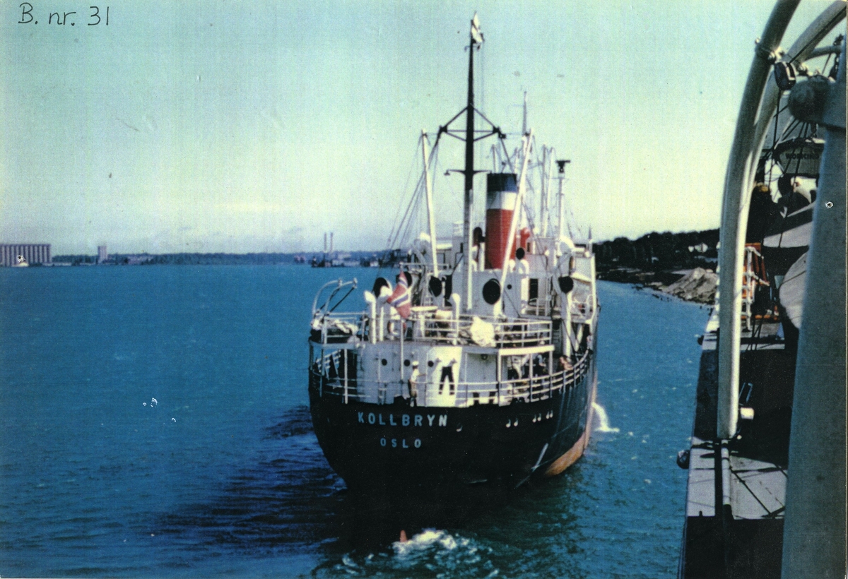 Byggenr. 31 v. Langesund Mekaniske Verksted: Kollbryn
8: "Sakte fart akterover". 
9: "Klar ved winchen".
12: "Kollbryn på slippen 17.5.1951".
13: "Kollbryn ved kaien 24.3.1951".