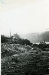 Bygging av sjøbakken med museum nord sitt hus til venstre, o