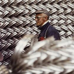 Arbeider foran stablete felger i mellomlageret for felger i 