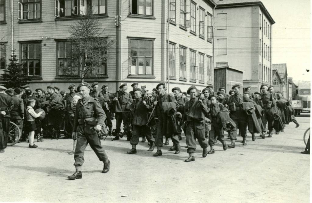  Norske millitære soldater marsjerer fra dampskipskaiene i Narvik til Håkonshallen. 