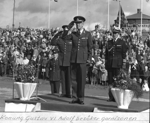 Konung Gustav VI Adolf besöker garnisonen i Karlsborg under sin "Eriksgata" 1962. Albumet är en del av en donation från Karl-Axel Hansson, Karlsborg. Förteckning över hela donationen finns i albumet samt som World-dokument.