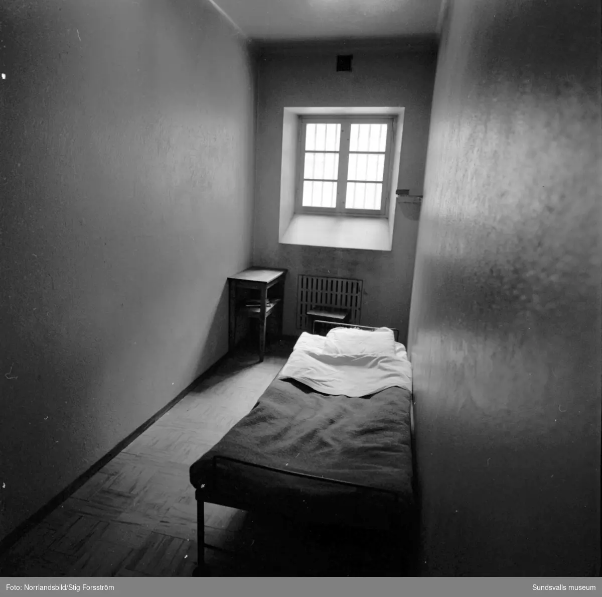Interiörbild från en cell på polisstationen som då låg i Stadshuset.